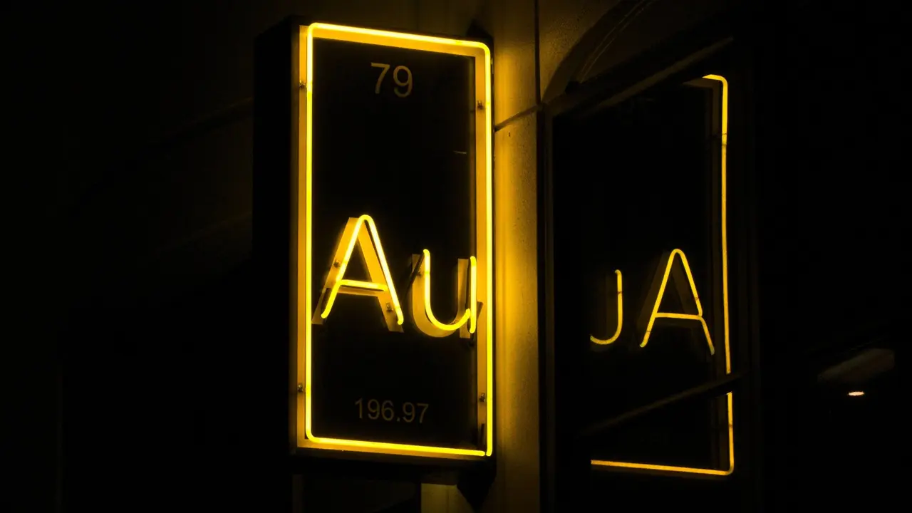 Goldener Schriftzug "AU", der sich mit veränderten Buchstaben "Ja" spiegelt.