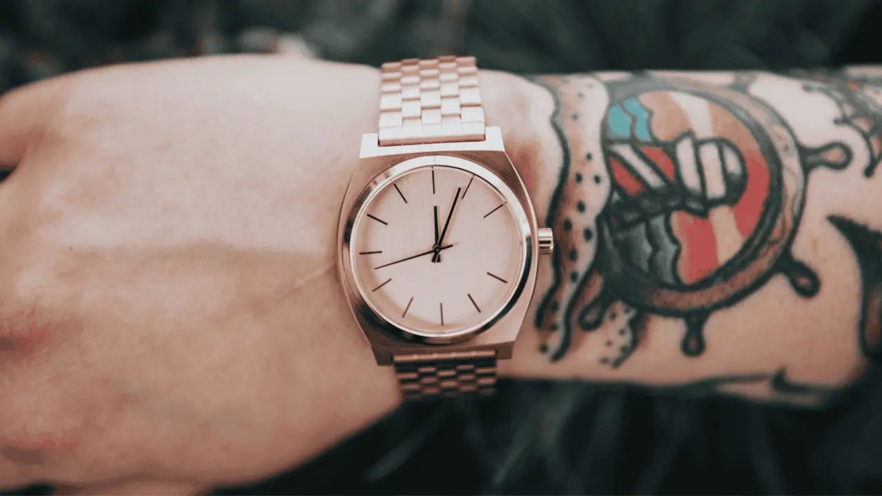 Aufsicht auf den Unterarm einer Person, die eine Uhr trägt.
