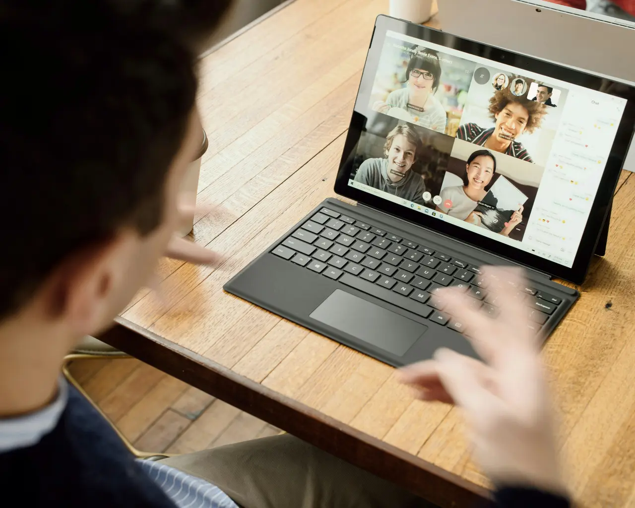 Junger Mann nimmt am Laptop an einer Videokonferenz teil.
