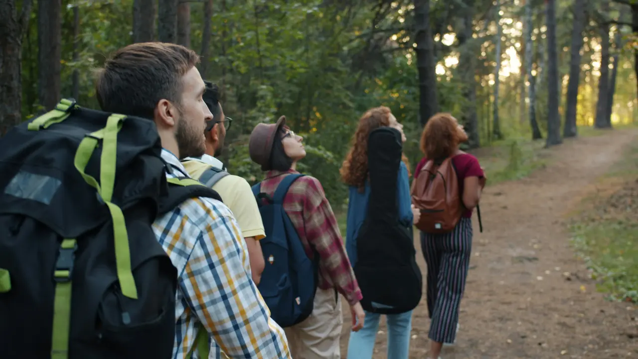 Freundesgruppe auf Wanderweg