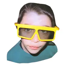 Typ mit gelber Brille
