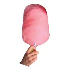 Hand, die rosafarbene Zuckerwatte hält