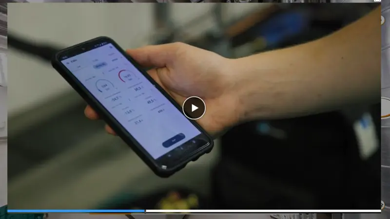 Eine Hand hält ein Smartphone mit Software zum Steuern einer technischen Anlage