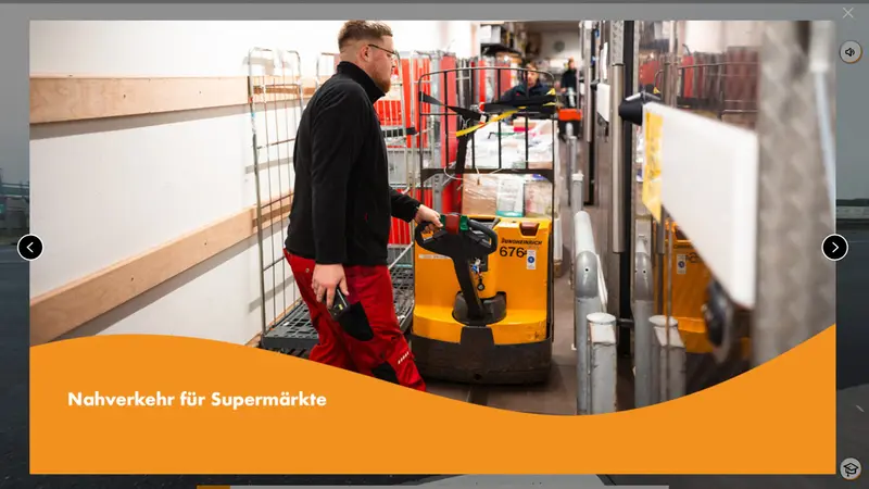 Lieferperson rollt Supermarktware in ein Lager