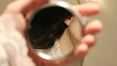 Spiegelbildausschnitt im Taschenspiegel